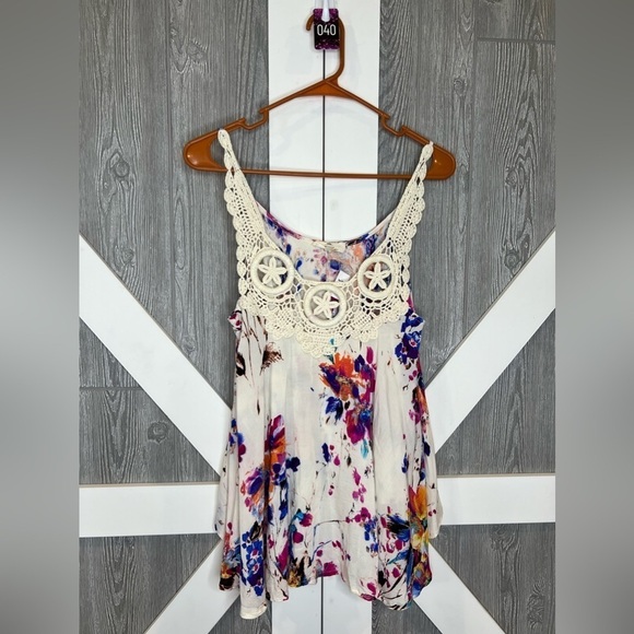 B4.31. NWOT Splash of Color Floral Sleeveless Crocheted Top Small - Picture 3 of 8